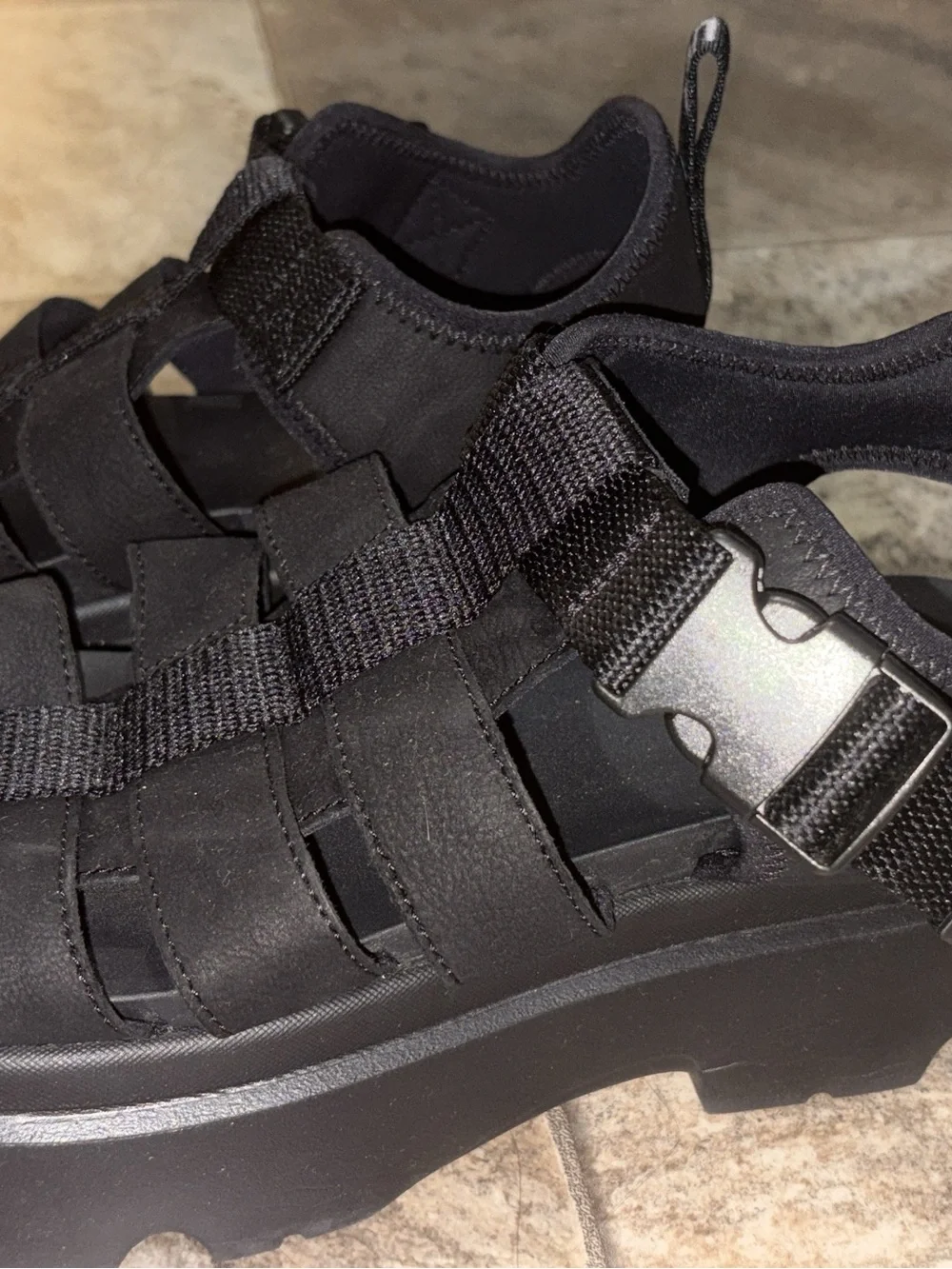 UGG WOMENS BUCKLE PLATFORM SANDALS